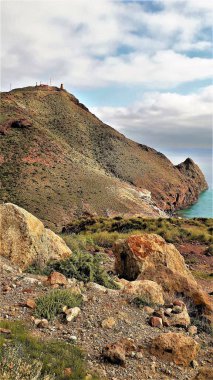 Beyaz mum tepesinin manzarası, deniz tarafından aşınmış lav dilleri, otomatik klastik boşluklar veya piroklastik andesite, plajlar, uçurumlar, Cabo de Gata Doğal Parkı, Almera, Endülüs, İspanya,