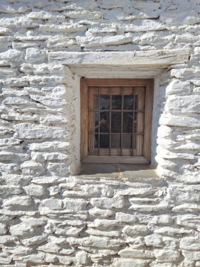 Capileira 'dan bir hatıra, beyazlatılmış taş evde küçük bir pencere, Las Alpujarras, Granada, İspanya,