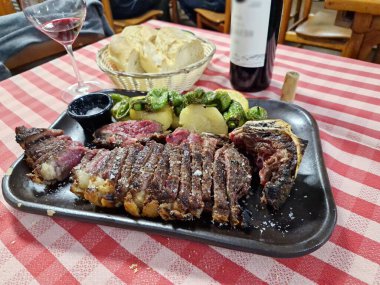 Biftek, fileto, kızarmış patates ve Padrn biberleri, Frizya ineği, Asturias, İspanya,
