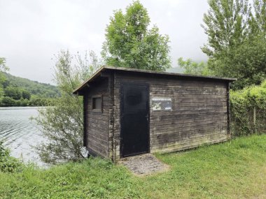 Rioseco rezervuarındaki kuş gözlemevi, sabah sisi, Redes Doğal Parkı, Asturias, İspanya