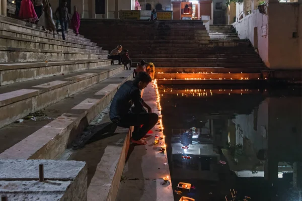 Şehir kutsal vadisini yorulmadan dua ederek kutluyor.