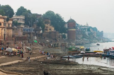 Ganga Nehri 'nin önündeki Varanasi vadisinde günlük yaşam.