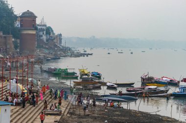 Ganga Nehri 'nin önündeki Varanasi vadisinde günlük yaşam.