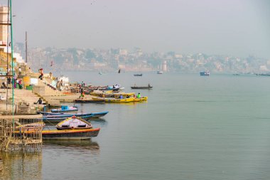Ganga Nehri 'nin önündeki Varanasi vadisinde günlük yaşam.