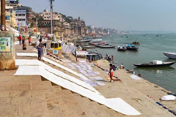Ganga Nehri 'nin önündeki Varanasi vadisinde günlük yaşam.