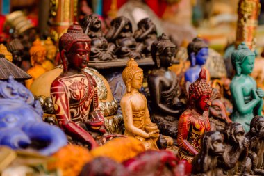 Nepal 'in merkez sokaklarında gezginler ve turistler için eşyalar ve hediyelik eşyalar satılıyor