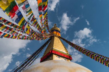 Katmandu şehrinin göbeğinde günlük dua için Budist stupası