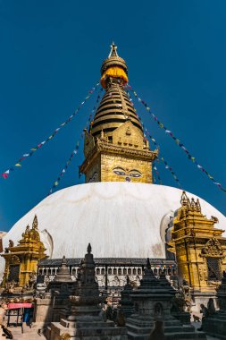 Şehrin tepesindeki Katmandu şehrindeki maymun tapınağı..