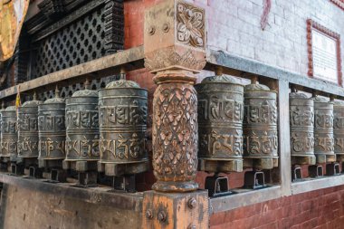 Katmandu 'nun orta sokaklarındaki insanlar için dua ve tefekkürün küçük köşeleri.
