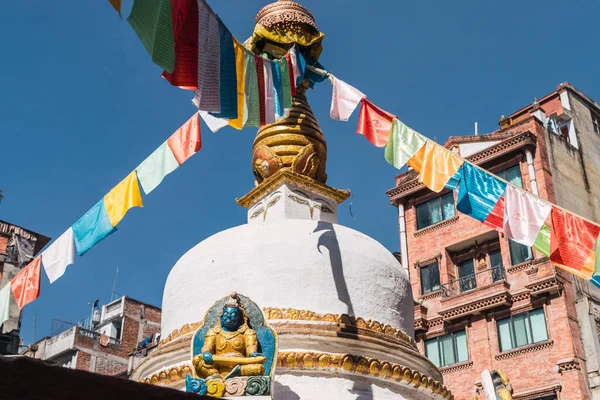 Katmandu şehrinin göbeğinde günlük dua için Budist stupası