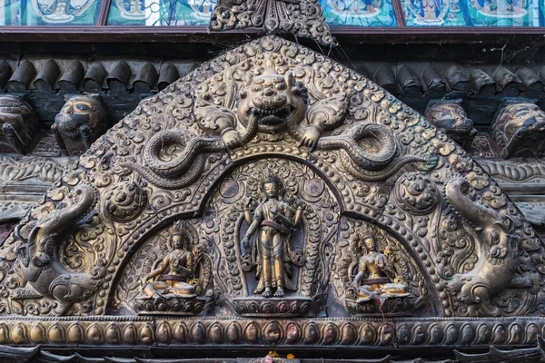 Dettagli Architettonici Negli Edifici Della Città Kathmandu Con Statue Opere — Foto Stock