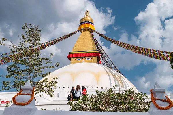 Katmandu şehrinin göbeğinde günlük dua için Budist stupası