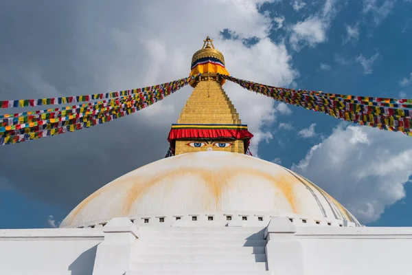 Katmandu şehrinin göbeğinde günlük dua için Budist stupası