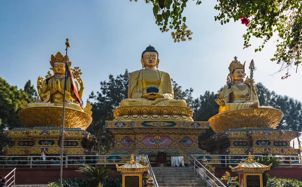 Drie Boeddhabeelden Goud Een Aanbiddingspark Bij Kathmandu Stad — Stockfoto