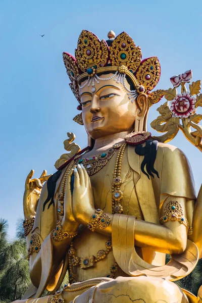 カトマンズ市近郊の信仰公園で金の仏像3体 — ストック写真