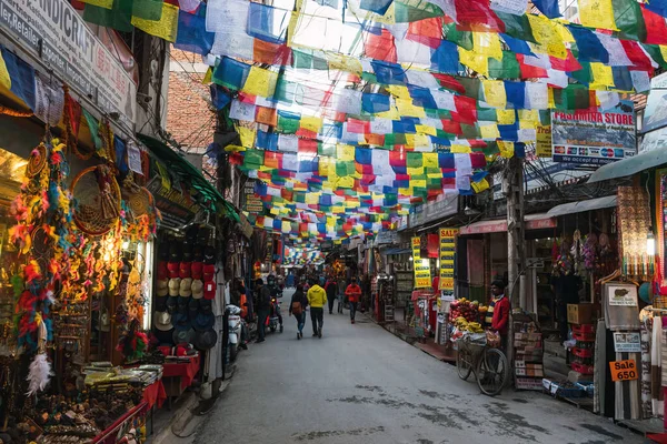 Katmandu 'nun turist kartpostalları ve işlek caddeleri.