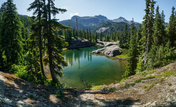 stock image Pacific Crest Trail. A beautiful lake surrounded by trees and mountains. The water is clear and calm. The scene is peaceful and serene