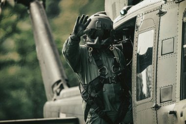 Cesur pilotları olan askeri helikopterler harekete geçmeye hazır. Ordu, doğal afetler sırasında sivillere yardım ediyor..