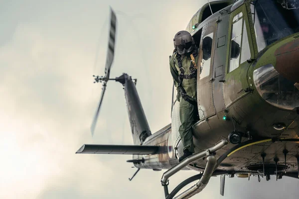 조종사들을 헬리콥터들 행동을 준비가 있습니다 천재지변 민간인을 스톡 사진