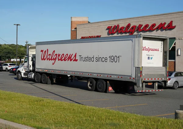Walgreens Levering Vrachtwagen Winkel Parkeerplaats Saugus Massachusetts Usa Juni 2022 Rechtenvrije Stockfoto's