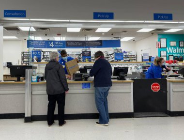 Walmart perakende satış mağazası eczacısı müşterilerin reçete siparişlerini düzenler, Peabody Massachusetts USA, 19 Nisan 2023