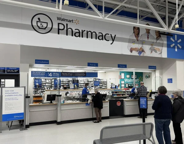 沃尔玛零售药店为等候的顾客提供服务 美国马萨诸塞州皮博迪 2023年4月19日 图库图片