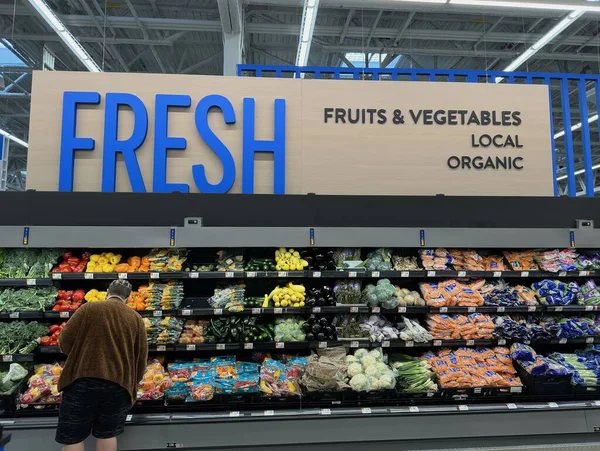 Walmart Natuurlijke Biologische Verse Groenten Fruit Gangpad Saugus Massachusetts Usa Rechtenvrije Stockfoto's