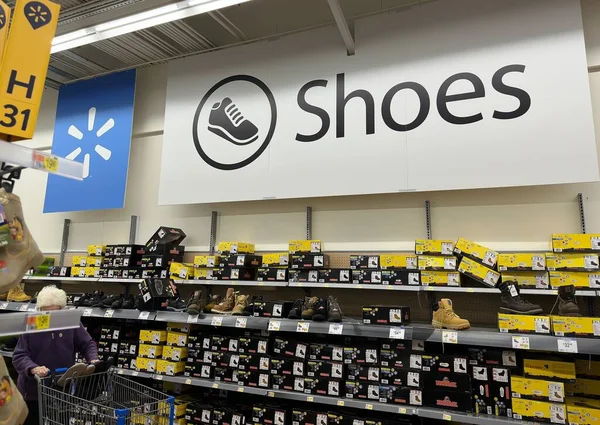Walmart Winkel Schoenen Afdeling Gangpad Peabody Massachusetts Usa April 2023 Rechtenvrije Stockafbeeldingen