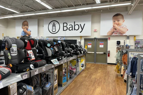 2023年4月19日 美国麻萨诸塞州皮博迪市沃尔玛零售店婴儿部走道汽车安全座椅 图库照片