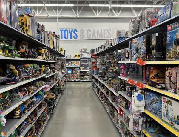 2023年2月17日 美国麻萨诸塞州索格斯市沃尔玛零售店儿童玩具和游戏走廊 图库图片
