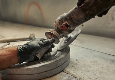 Zanaatkar taşla farklı aletlerle çalışır. Atmosferik fotoğraf. Heykel yapımı, el yapımı.