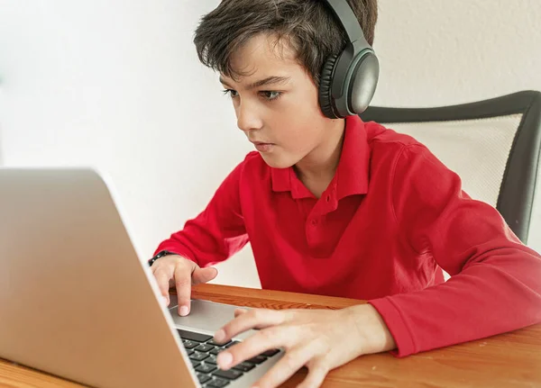 Молодий Хлопчик Вчиться Перед Ноутбуком Він Вчиться Вдома Онлайн Навчання — стокове фото