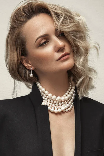 Beautiful Young Blondy Woman Lot Jewelry Her Neck Lots Pearl — Stock Photo, Image
