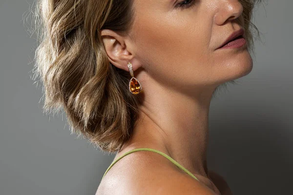 Mooie Jonge Vrouw Luxe Sieraden Gouden Oorbellen Met Edelstenen Ketting — Stockfoto