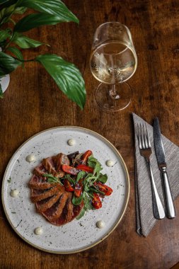 Sebzeli sulu ton balığı bifteği pişirdim. Restoran yemeği. Deniz ürünleri. Kırsal biçim.