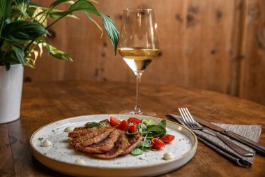 Sebzeli sulu ton balığı bifteği pişirdim. Restoran yemeği. Deniz ürünleri. Kırsal biçim.