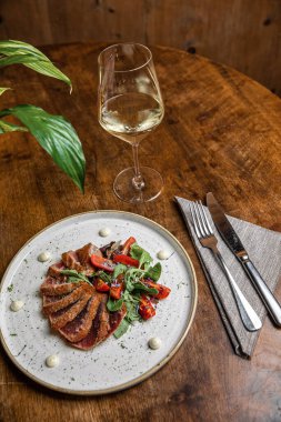 Sebzeli sulu ton balığı bifteği pişirdim. Restoran yemeği. Deniz ürünleri. Kırsal biçim.