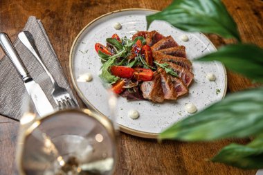 Sebzeli sulu ton balığı bifteği pişirdim. Restoran yemeği. Deniz ürünleri. Kırsal biçim.