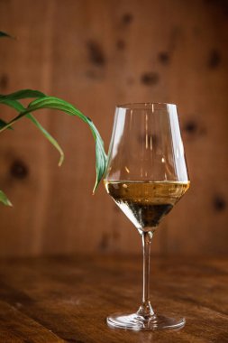 Ahşap arka planda beyaz şarap kadehi