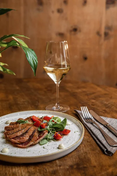 Sebzeli sulu ton balığı bifteği pişirdim. Restoran yemeği. Deniz ürünleri. Kırsal biçim.