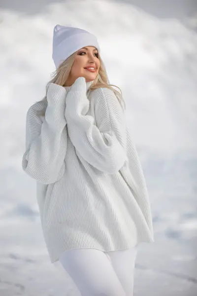 Όμορφη Ξανθιά Κοπέλα Στα Βουνά Των Ελβετικών Άλπεων Χειμωνιάτικη Ηλιόλουστη Φωτογραφία Αρχείου