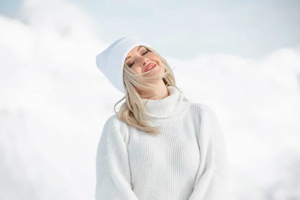 Schöne Blonde Mädchen Den Bergen Der Schweizer Alpen Wintersonniger Tag lizenzfreie Stockfotos
