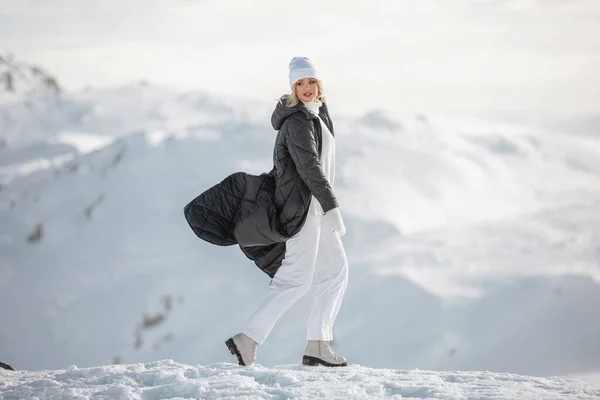 Όμορφη Ξανθιά Κοπέλα Στα Βουνά Των Ελβετικών Άλπεων Χειμωνιάτικη Ηλιόλουστη Εικόνα Αρχείου