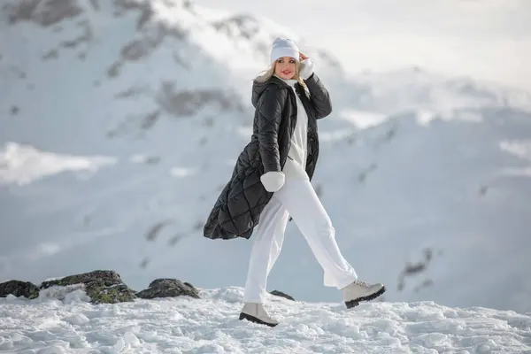 Όμορφη Ξανθιά Κοπέλα Στα Βουνά Των Ελβετικών Άλπεων Χειμωνιάτικη Ηλιόλουστη Φωτογραφία Αρχείου