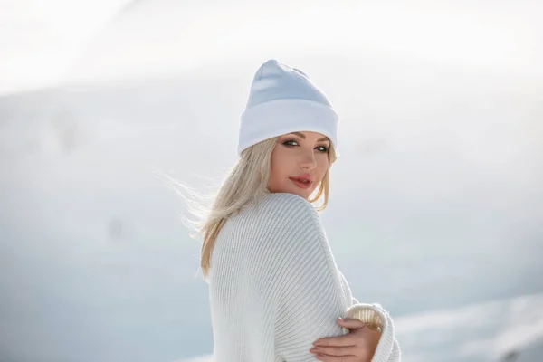 Schöne Blonde Mädchen Den Bergen Der Schweizer Alpen Wintersonniger Tag lizenzfreie Stockbilder