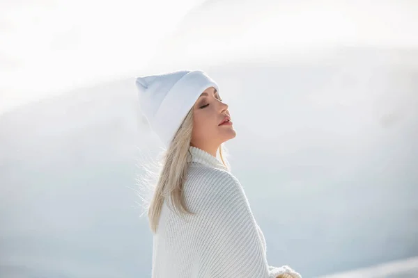 Όμορφη Ξανθιά Κοπέλα Στα Βουνά Των Ελβετικών Άλπεων Χειμωνιάτικη Ηλιόλουστη Royalty Free Φωτογραφίες Αρχείου