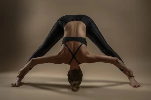 Ein Junges Schlankes Attraktives Mädchen Demonstriert Studio Yoga Posen Auf lizenzfreie Stockbilder