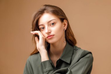 Mücevherleri olan güzel bir genç kız. Stüdyo resmi