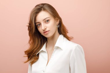 Mücevherleri olan güzel bir genç kız. Stüdyo resmi