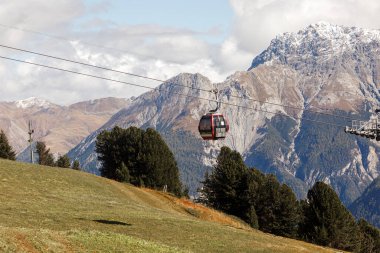 Alpler 'de teleferik ve turist kulübesi. Karlı dağ zirveleri ve manzarası. İsviçre Alpleri
